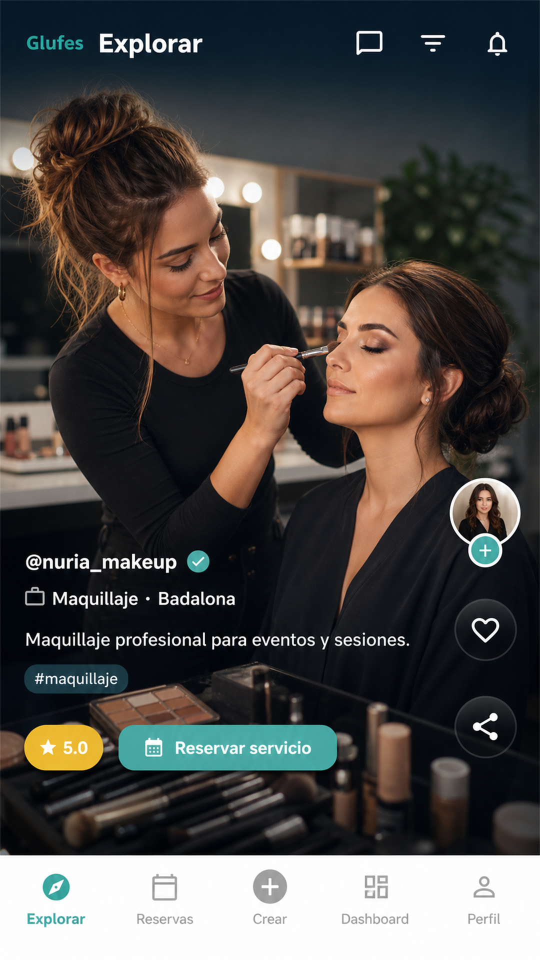 Feed de Glufes con un vídeo de maquillaje y el botón Reservar servicio debajo del contenido