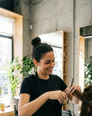María graba su trabajo